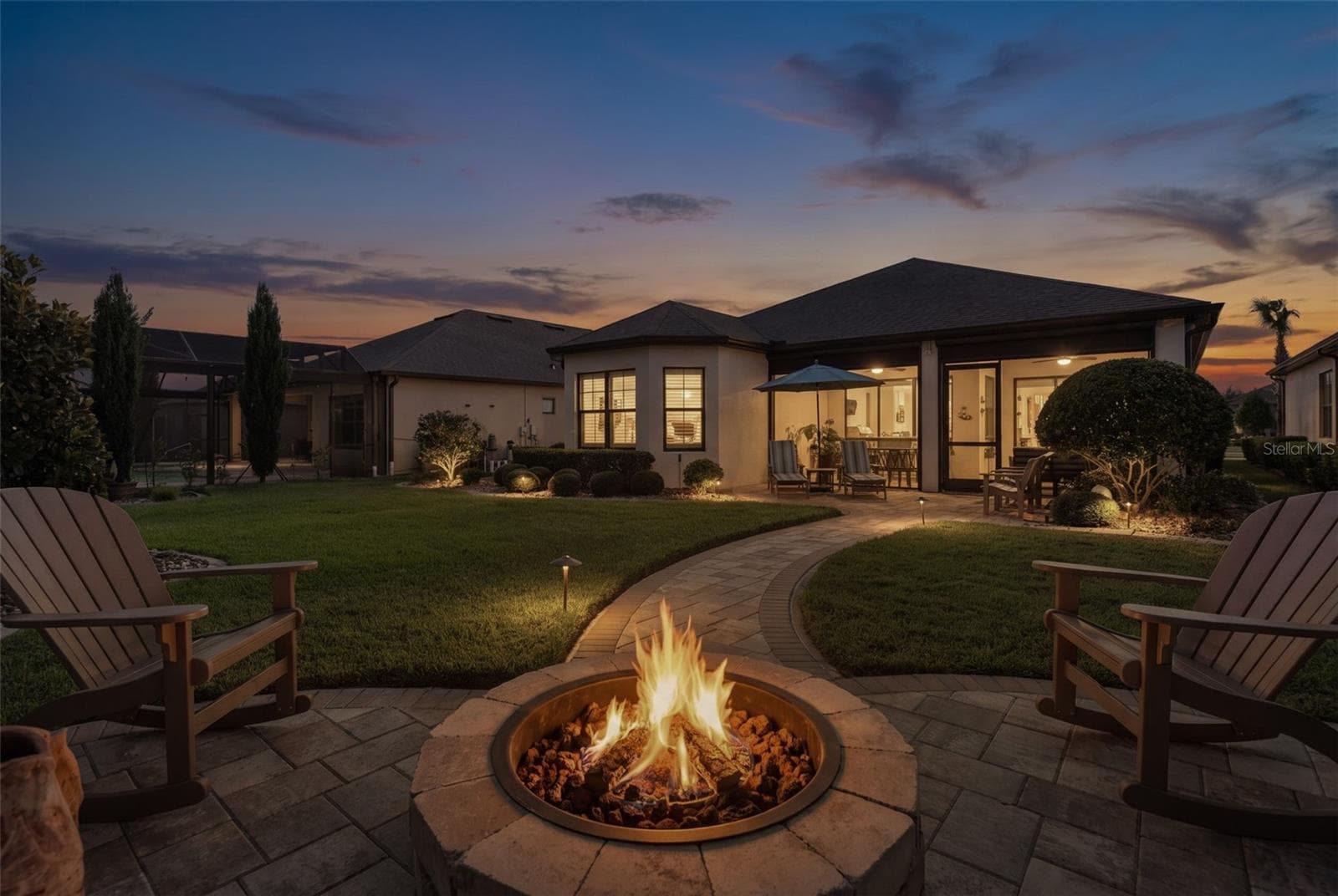 Enjoy relaxing around the firepit with family or friends. Isn't this beautiful? - 1279 ZEEK RIDGE ST, CLERMONT