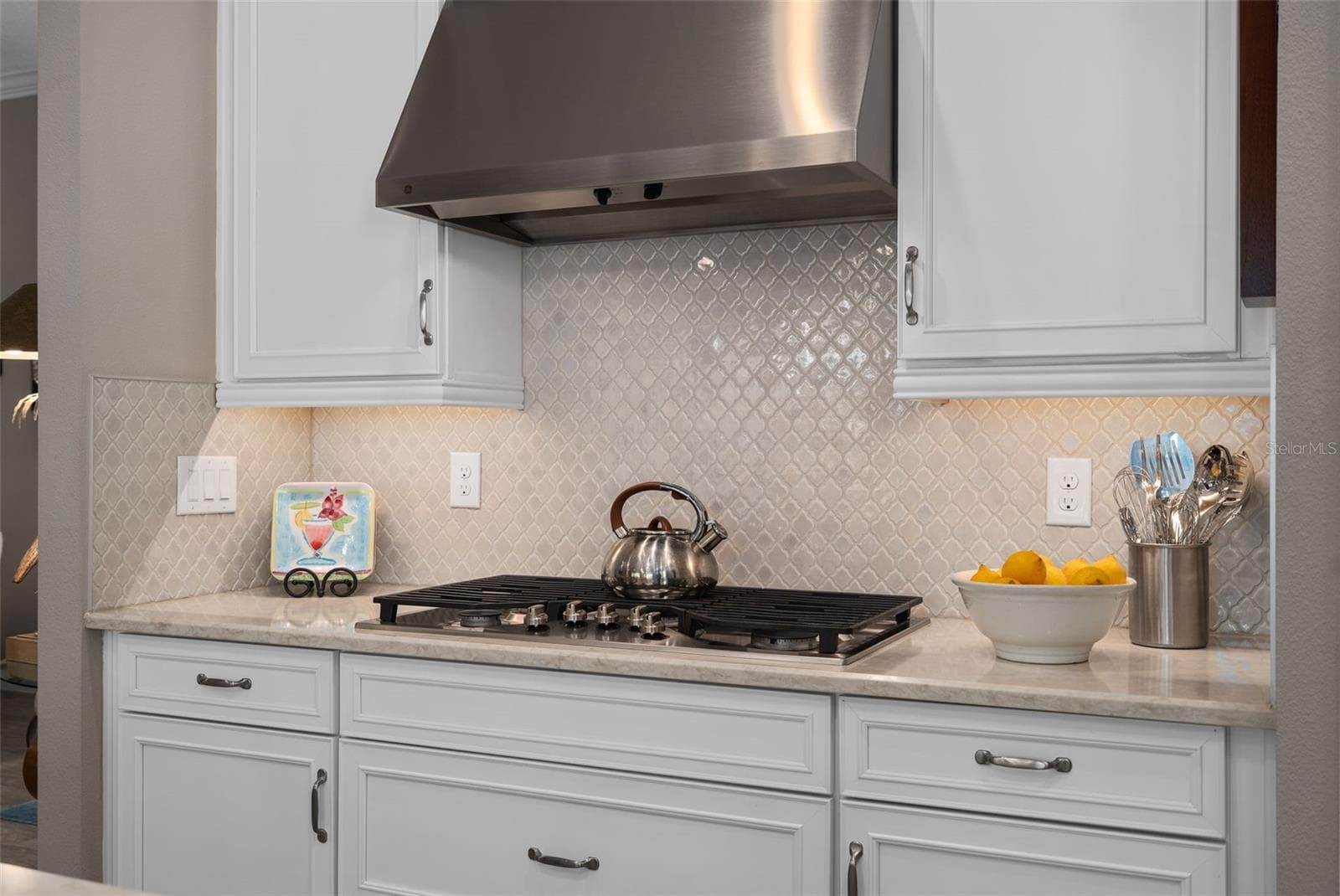 Built-in 5 burner cooktop with an outside vented hood fan. - 1279 ZEEK RIDGE ST, CLERMONT
