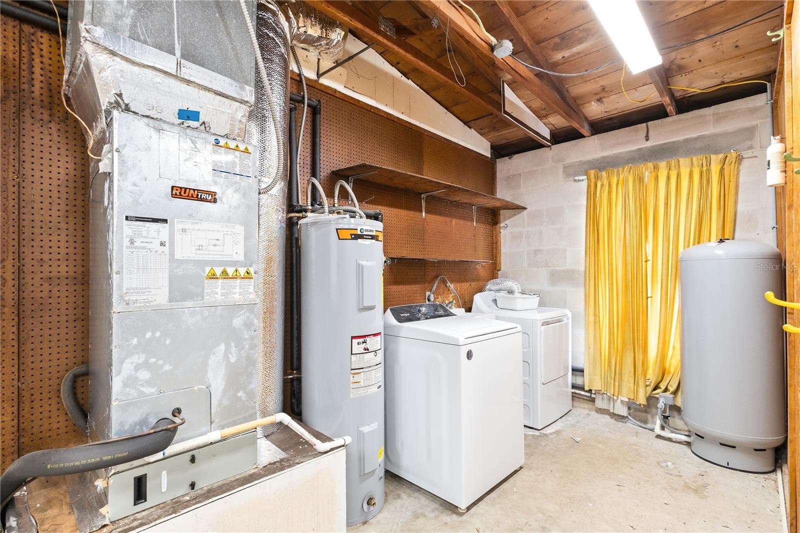 Laundry in Garage - WILLISTON HIGHLANDS, WILLISTON