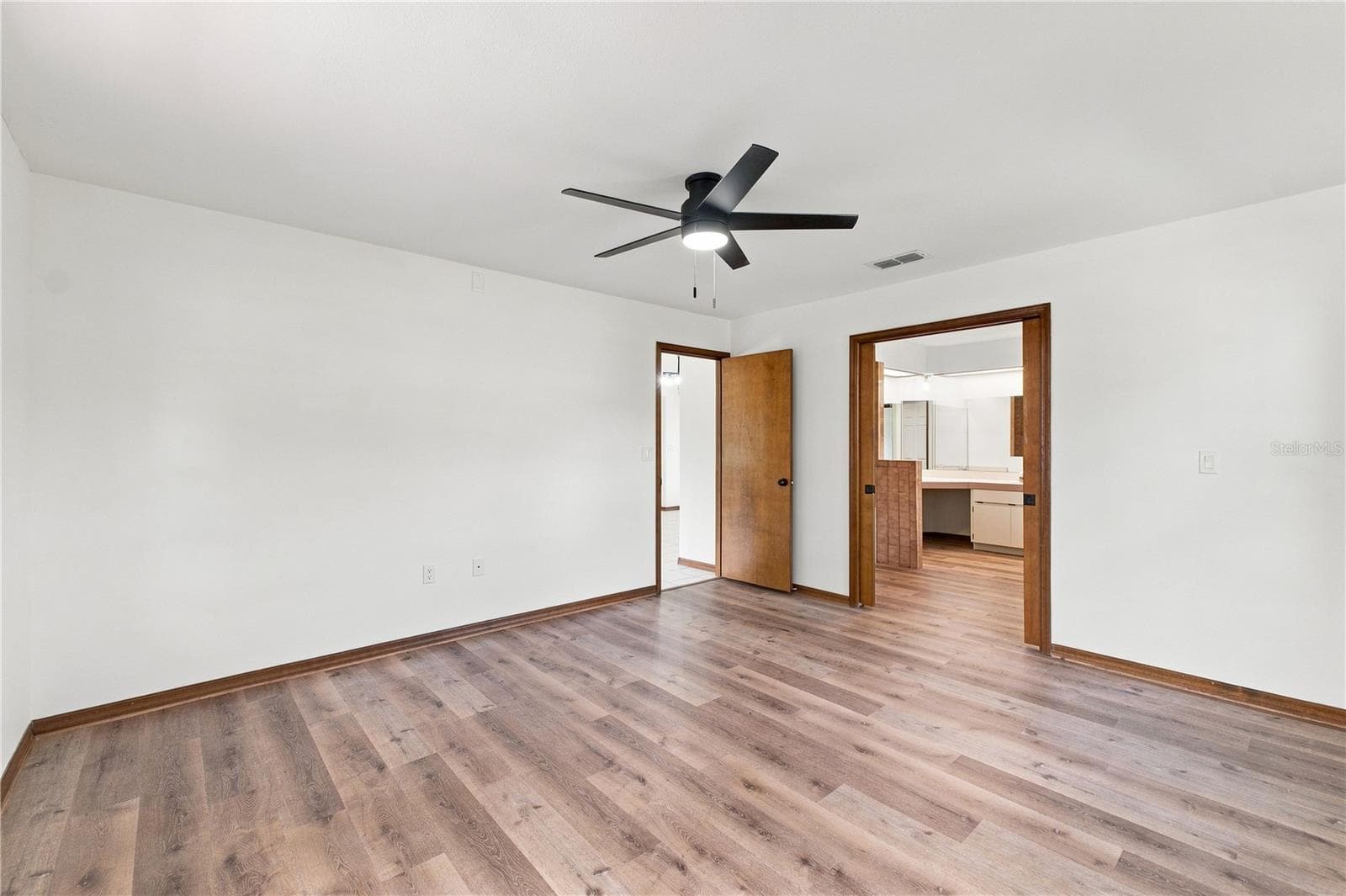 PRRIMARY SUITE - 15125 WILLOWOOD LN, SPRING HILL