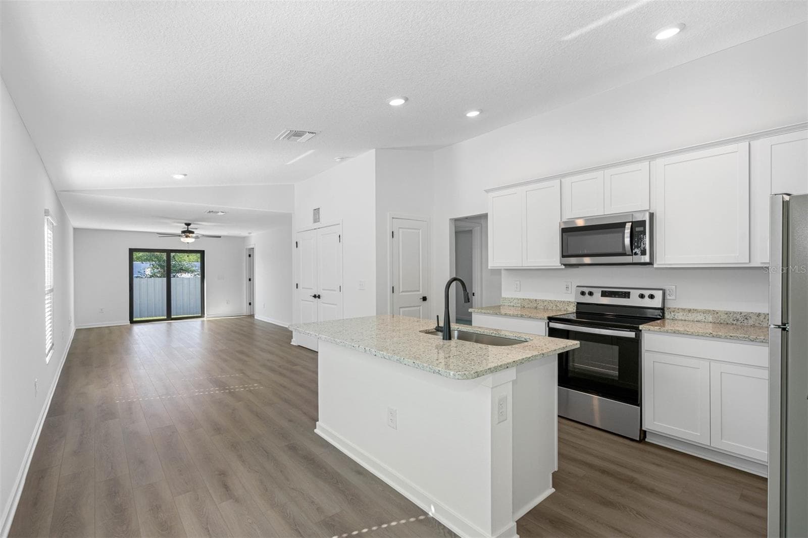 Single Family Residence at 7249 GREEN FERN DR, LAKELAND, photo 2 of 14