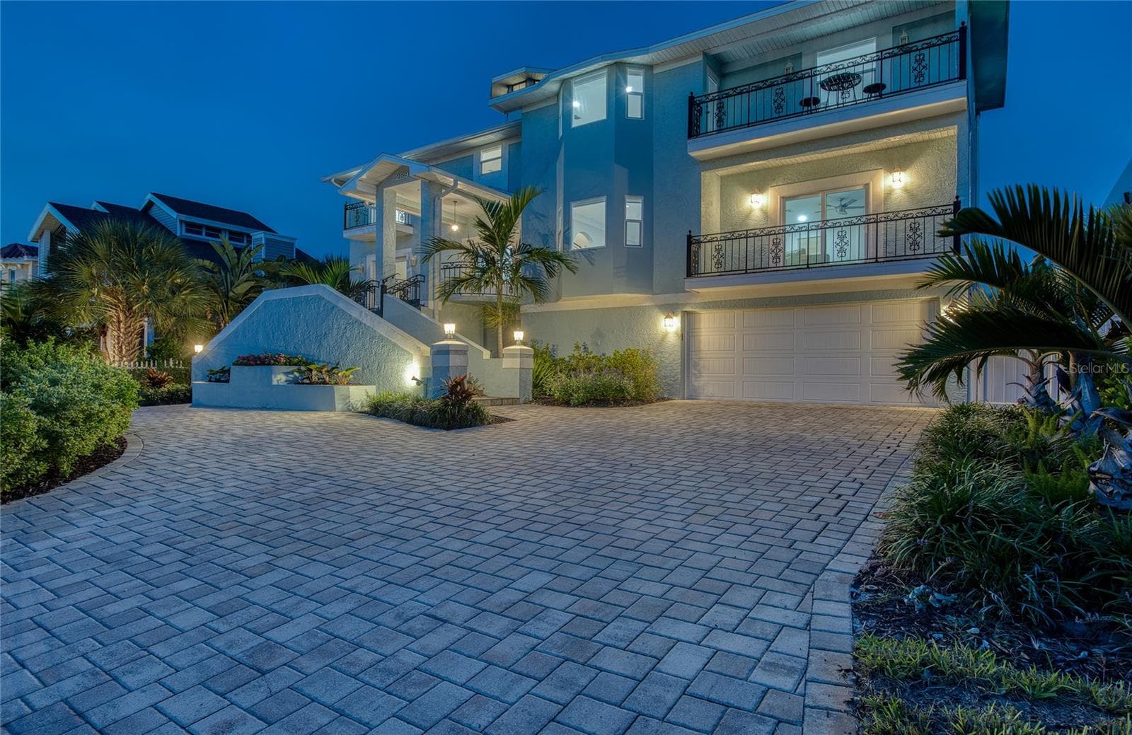 289 8TH AVE N