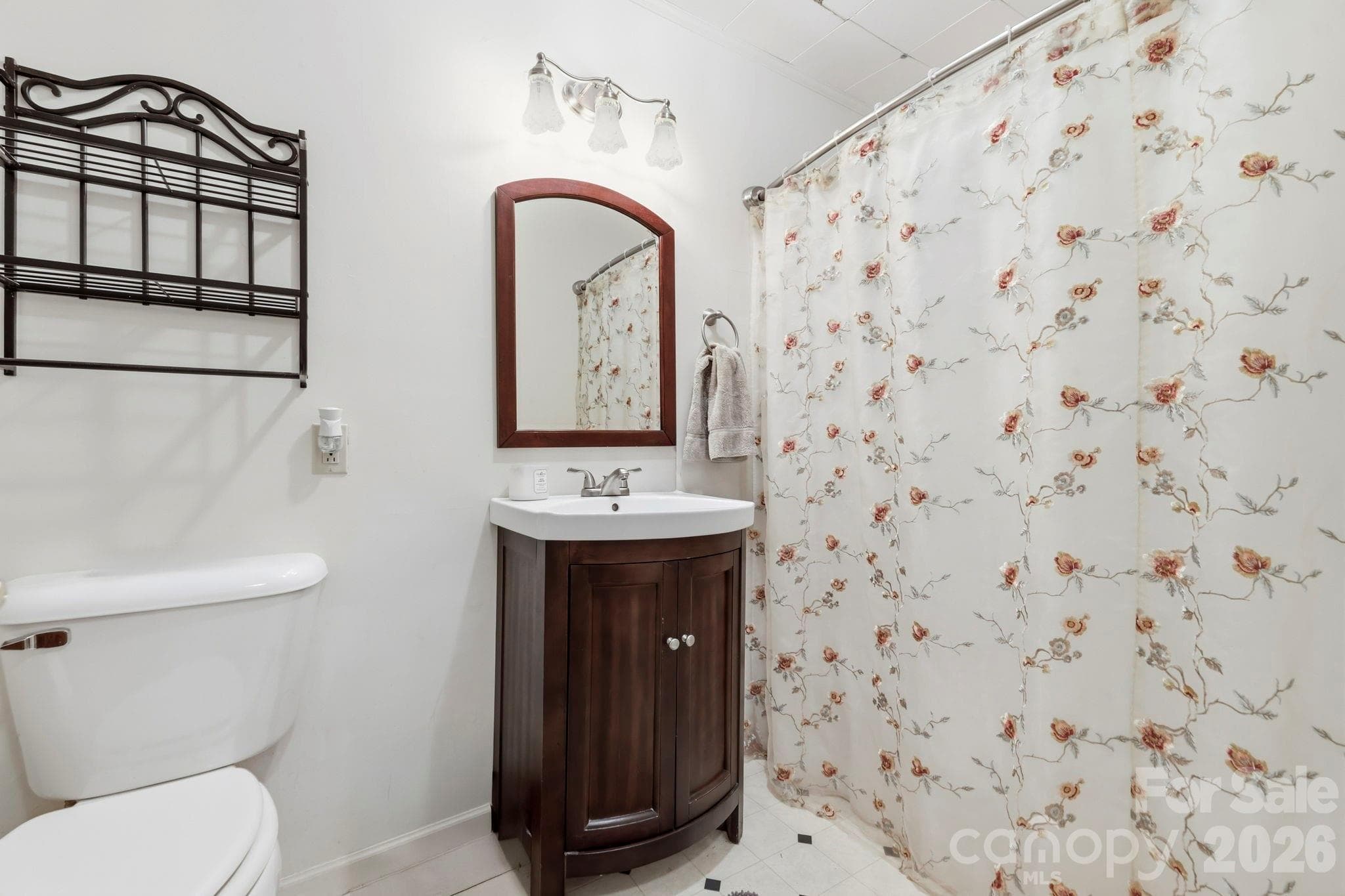 Hall bathroom, full bath - 10687 Cruso Road, Canton