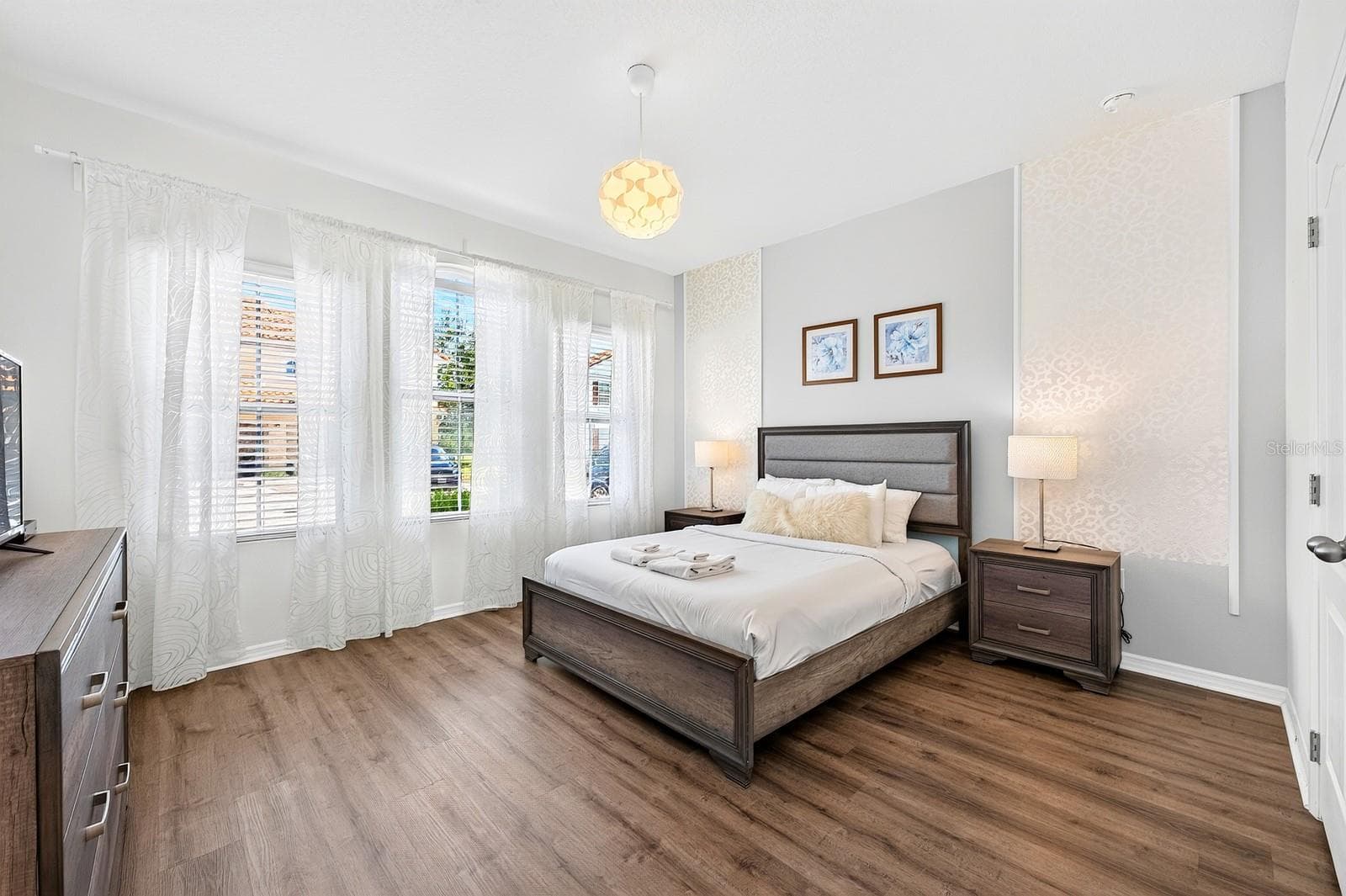 A generously-sized 1st floor BEDROOM and nearby FULL BATH offer an ideal setup for overnight guests, extended family or MULTIGENERATIONAL LIVING. - 4722 TERRASONESTA DR, DAVENPORT