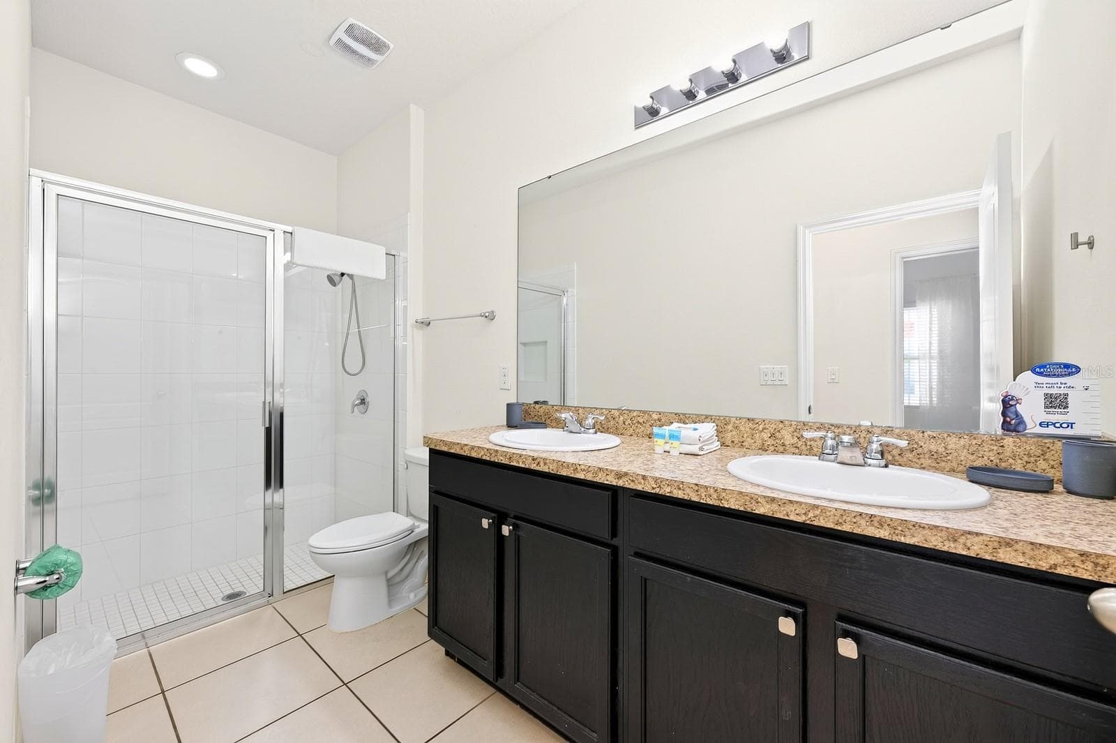 A generously-sized 1st floor BEDROOM and nearby FULL BATH offer an ideal setup for overnight guests, extended family or MULTIGENERATIONAL LIVING. - 4722 TERRASONESTA DR, DAVENPORT