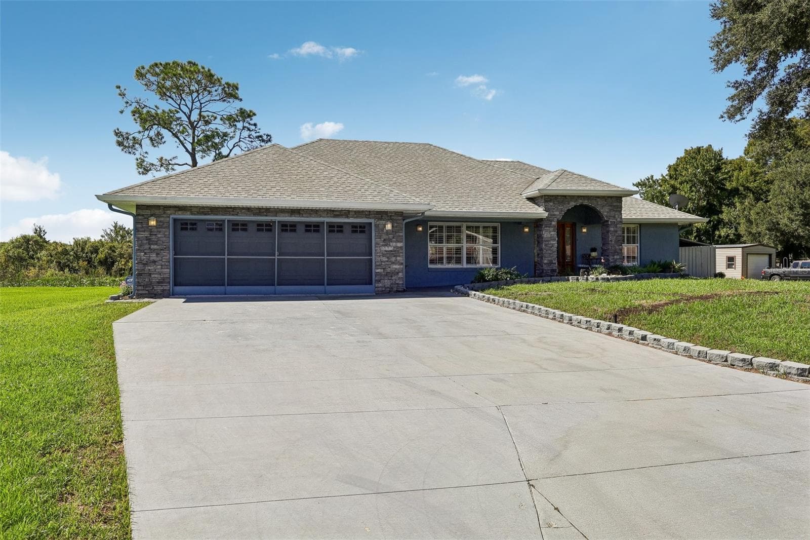 Northern exposure! just right - 28116 LOIS DR, TAVARES