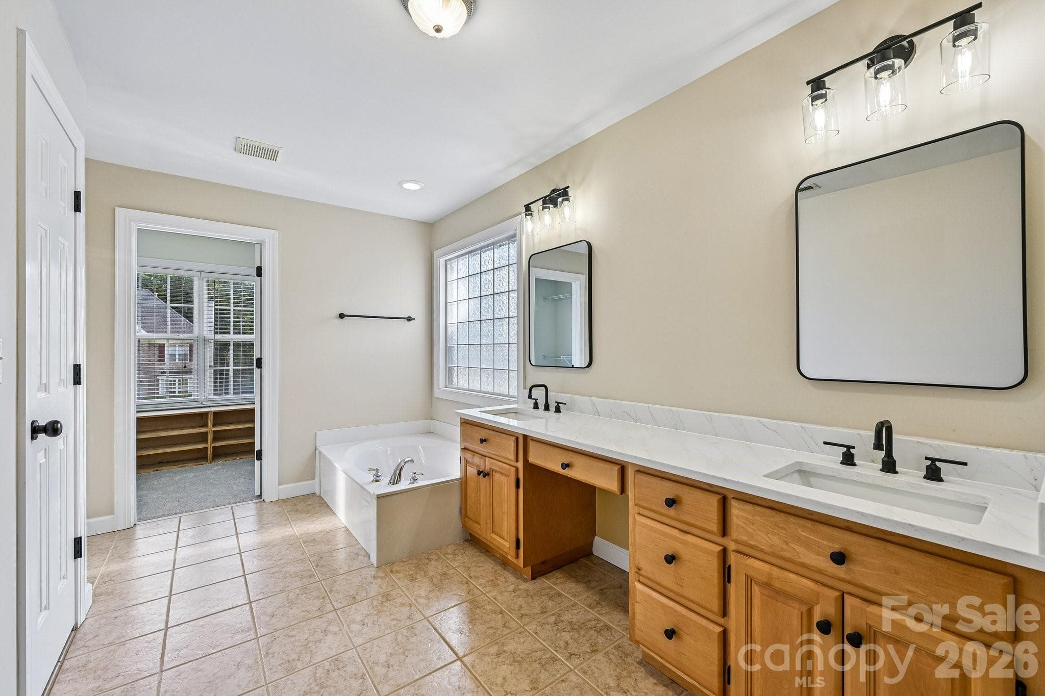 En Suite - 1930 Copperplate Road, Charlotte