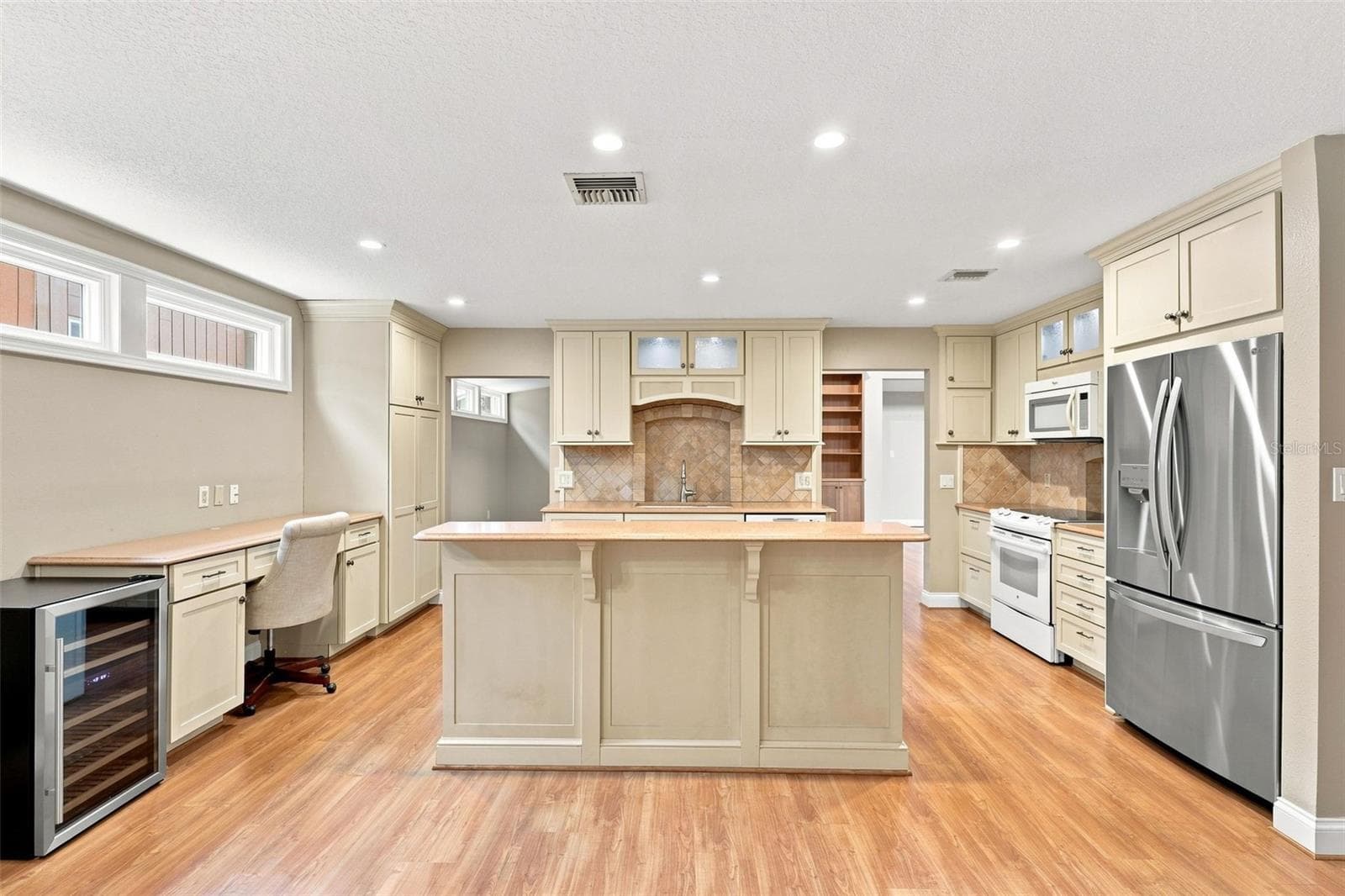 Single Family Residence at 124 OAKS CT, SANFORD, photo 19 of 43