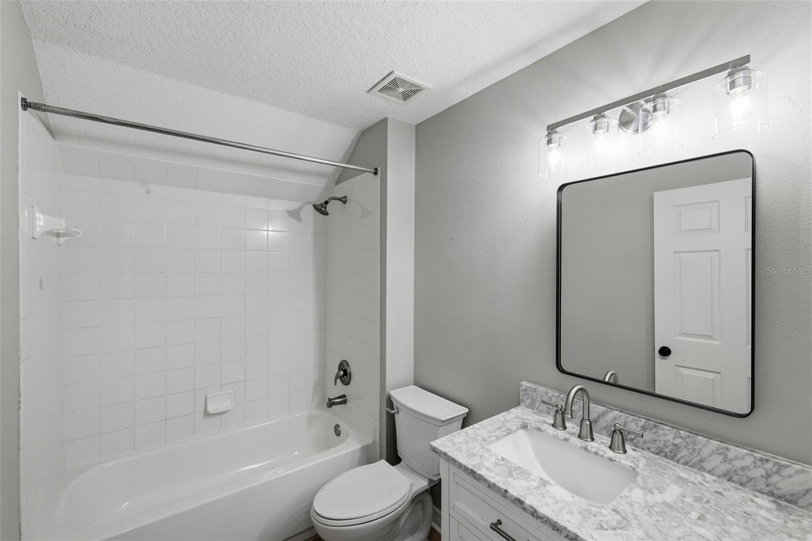 Single Family Residence at 16316 BRIDGECROSSING DR, LITHIA, photo 16 of 25