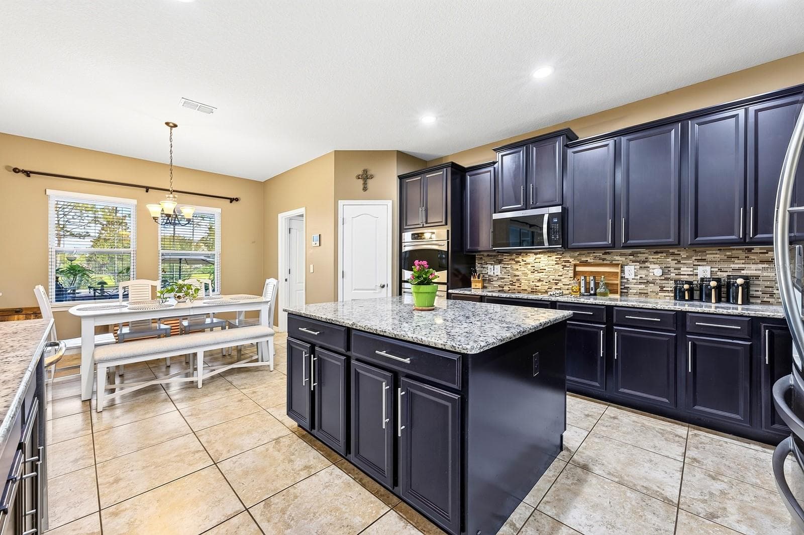 Kitchen is open to the family room as well as a casual dining space. - 3135 AMALFI DR, ORLANDO