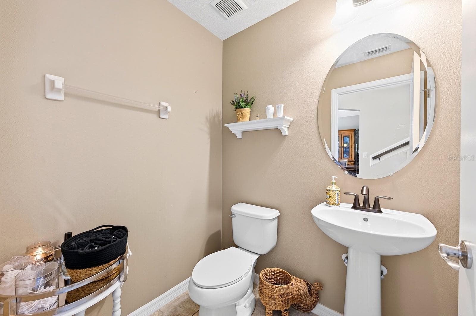 Convenient main floor half bath. - 3135 AMALFI DR, ORLANDO