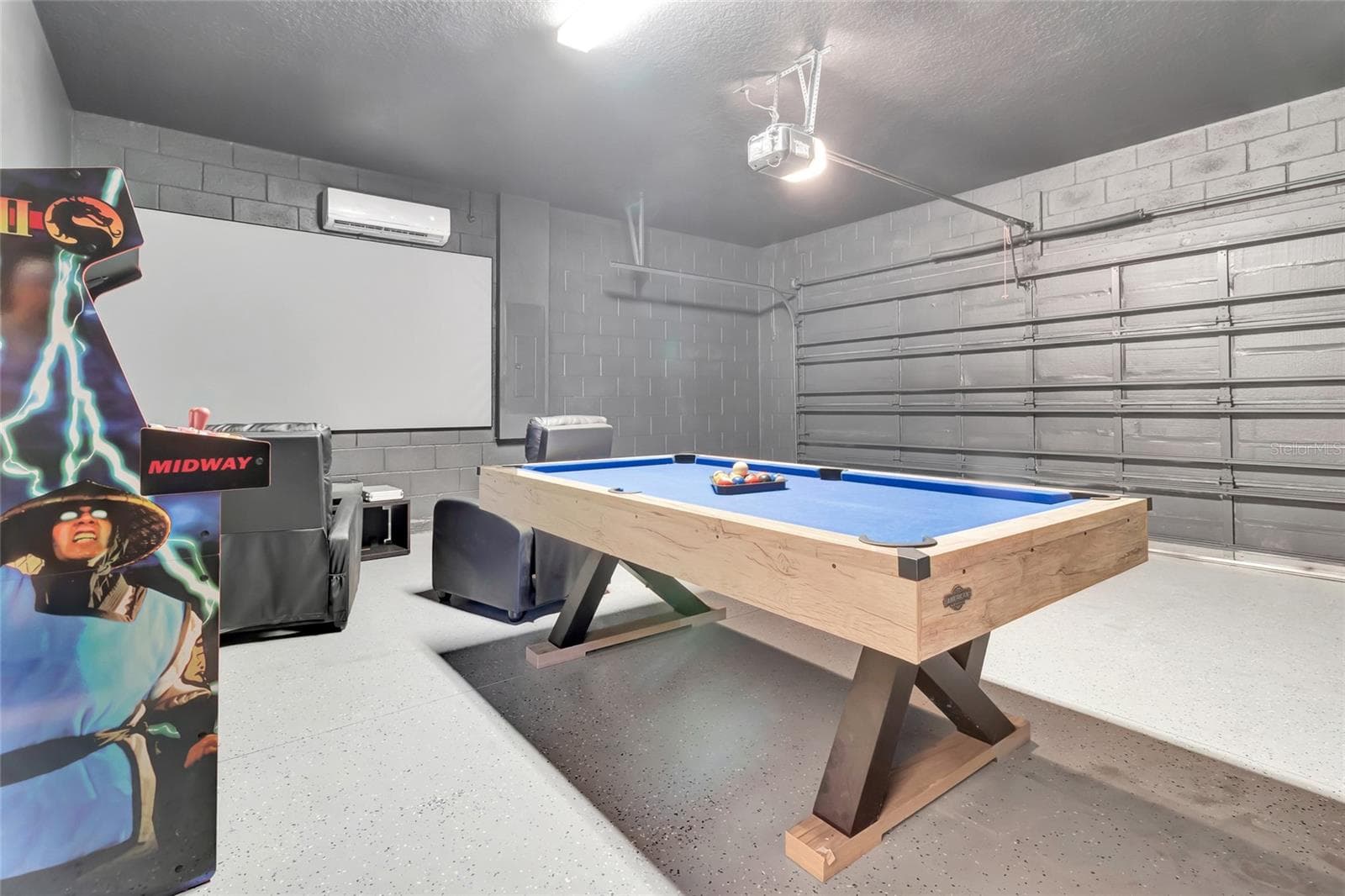 Movie and Game Room - 7312 OAKMOSS LOOP, DAVENPORT
