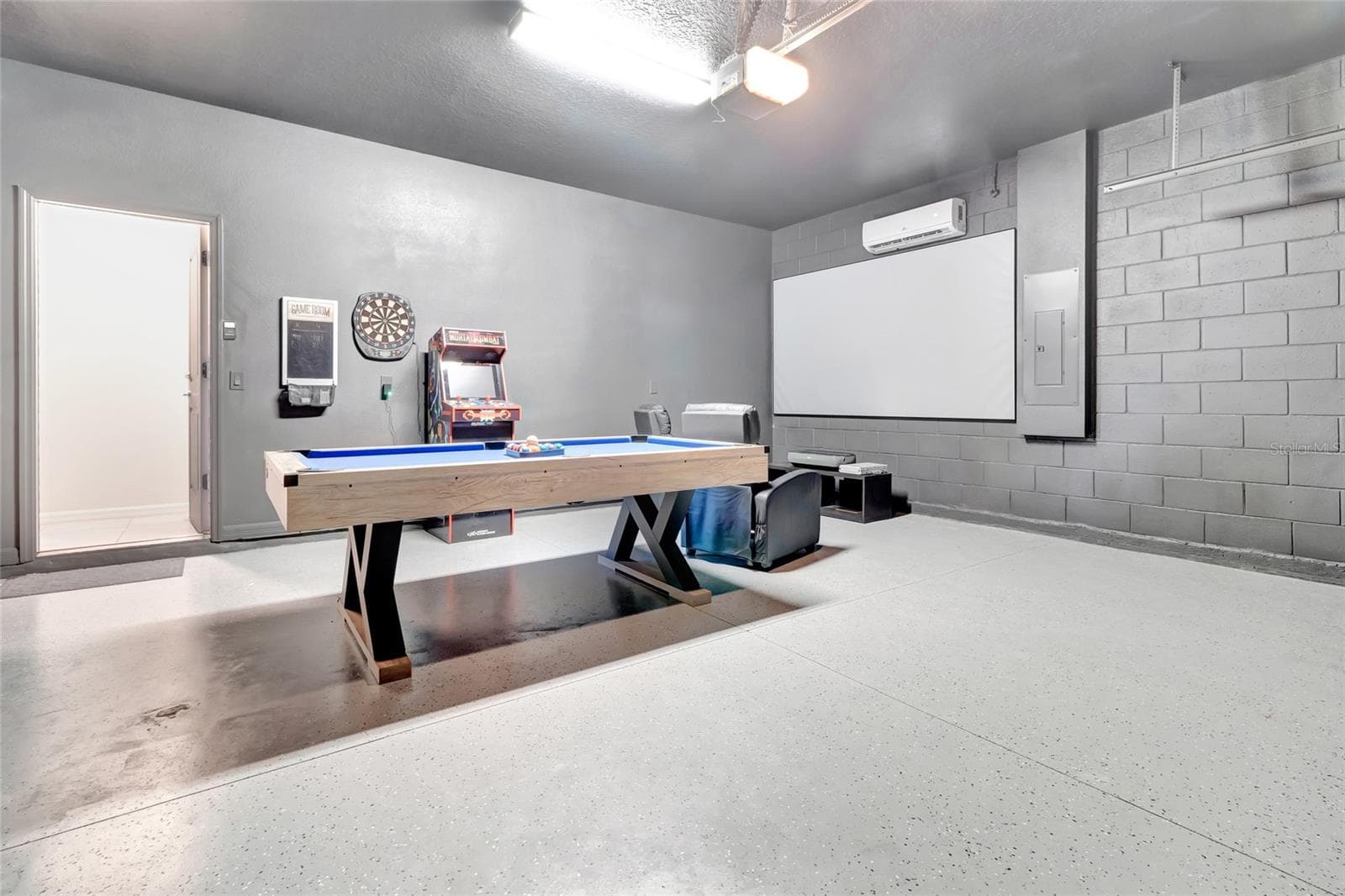 Movie and Game Room - 7312 OAKMOSS LOOP, DAVENPORT