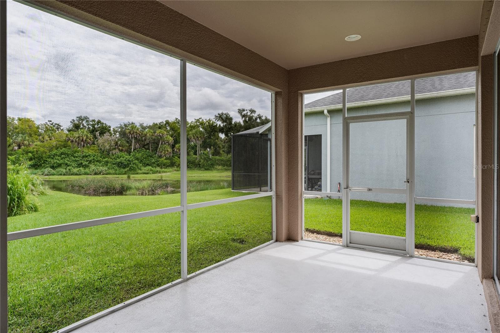 Screened porch with pond and preserve view - 5918 OAK MILL TER, PALMETTO