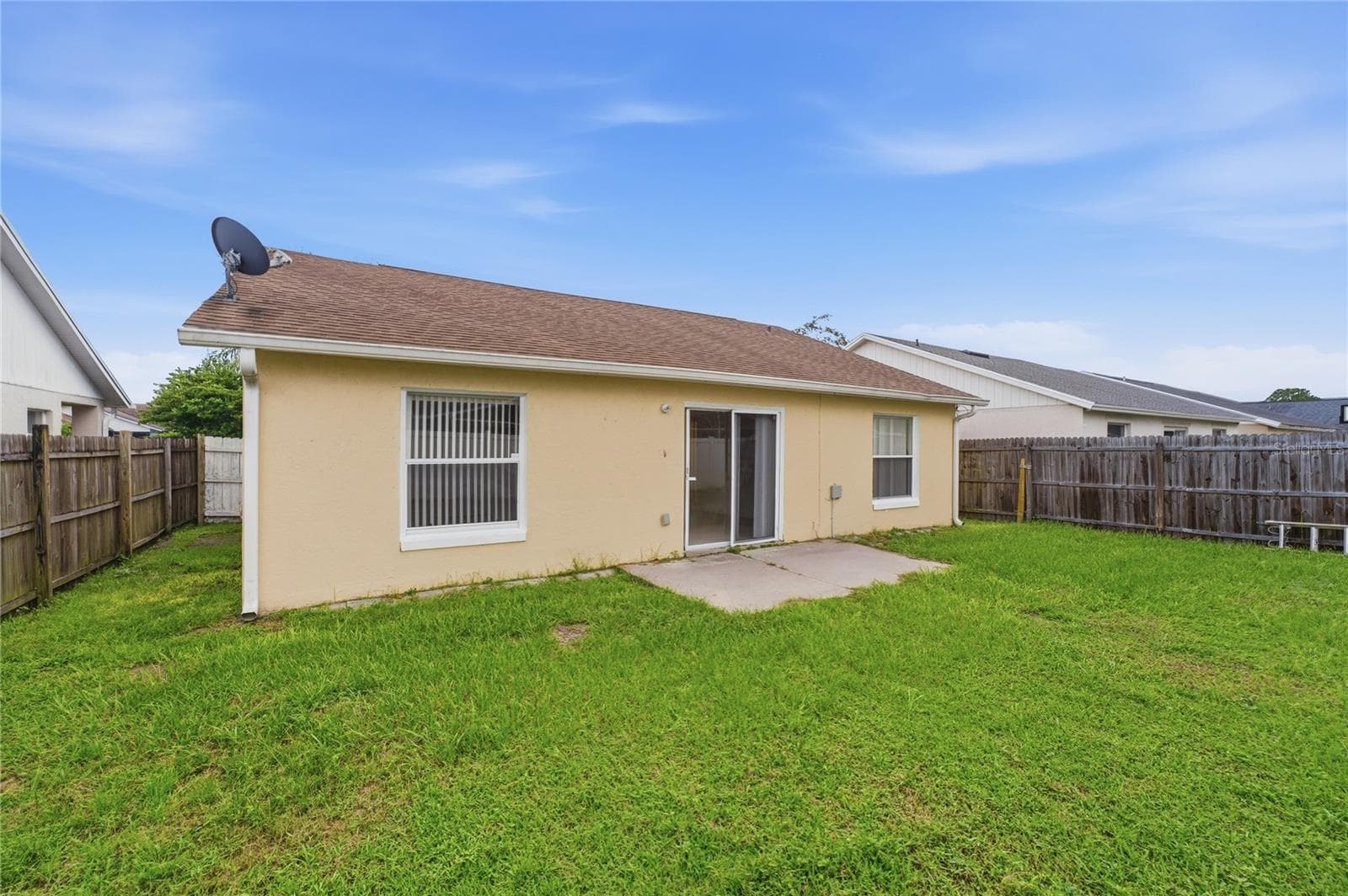 Fenced backyard with space to enjoy the Florida outdoors - 4609 CHEYENNE POINT TRL, KISSIMMEE