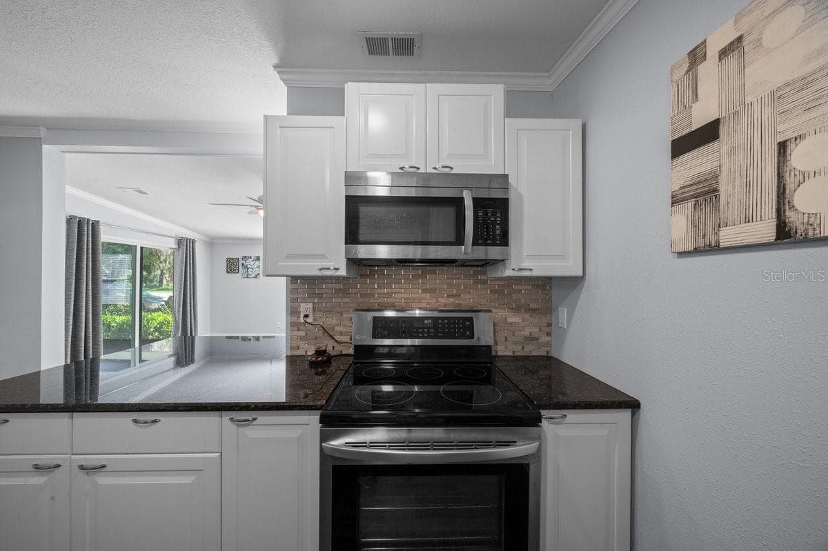 Manufactured Home at 15346 CARROLLS CT, TAVARES, photo 9 of 47