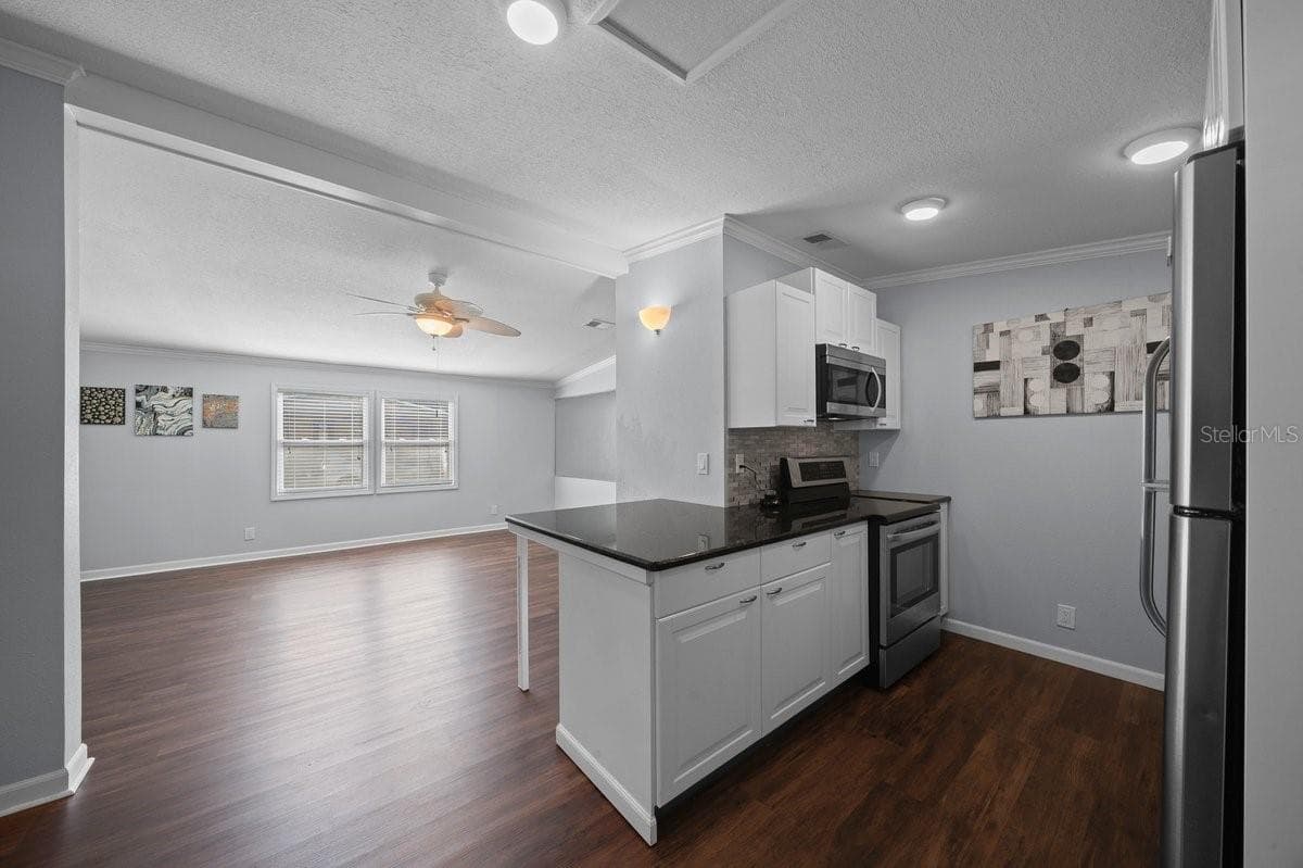 Manufactured Home at 15346 CARROLLS CT, TAVARES, photo 10 of 47
