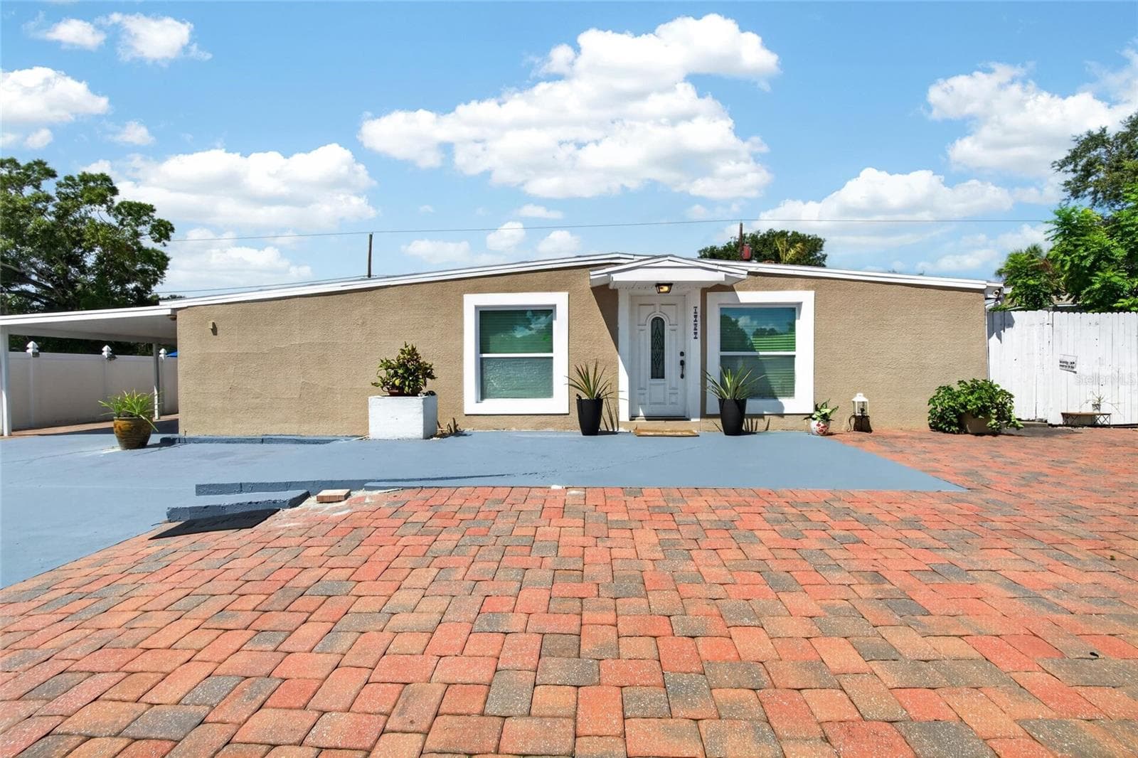 Maintenance-free yard! Lots of room for parking. - 1727 WAIKIKI WAY, TAMPA