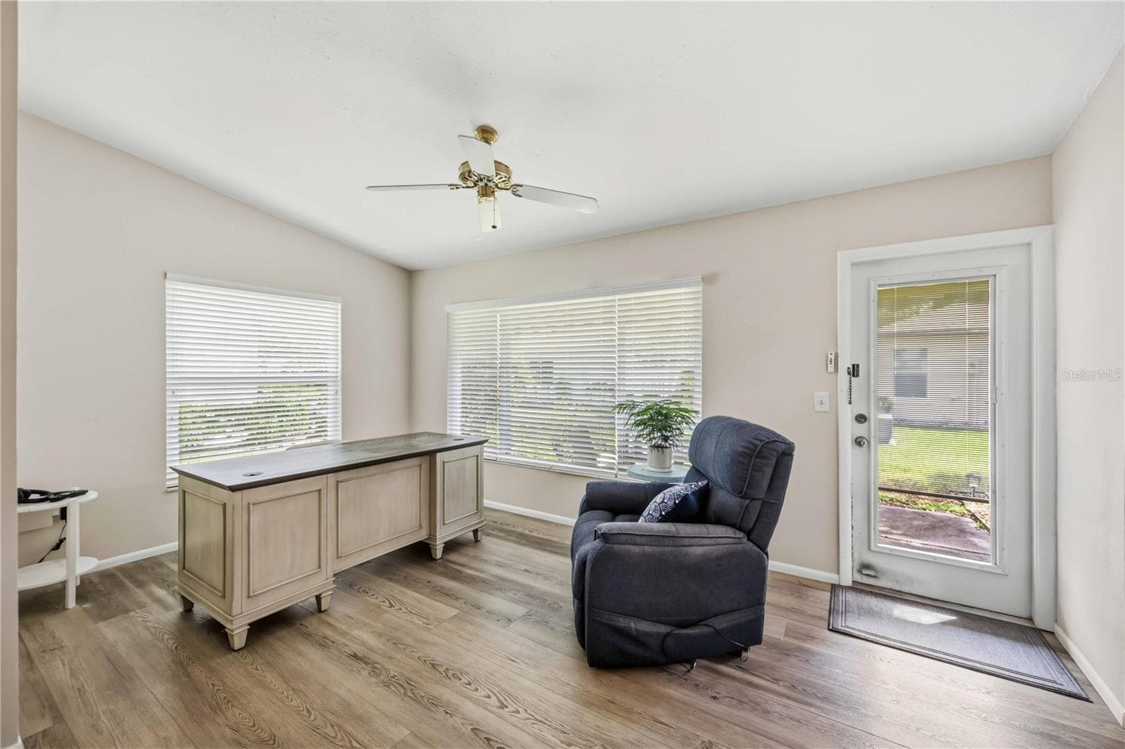 Flex space used as office/den or bonus sitting area - 680 LINDEN DR, ENGLEWOOD