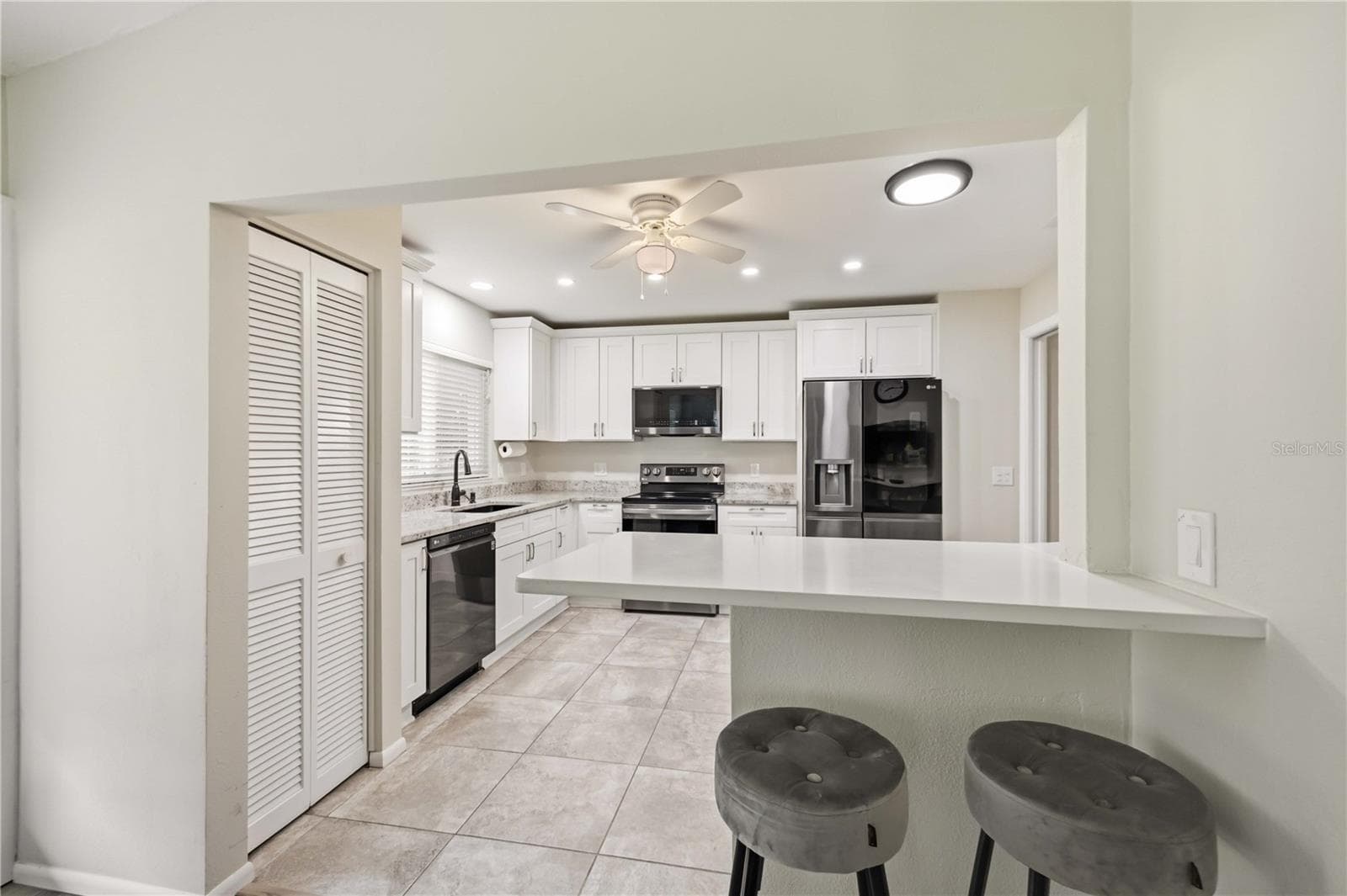 Kitchen with breakfast bar - 680 LINDEN DR, ENGLEWOOD