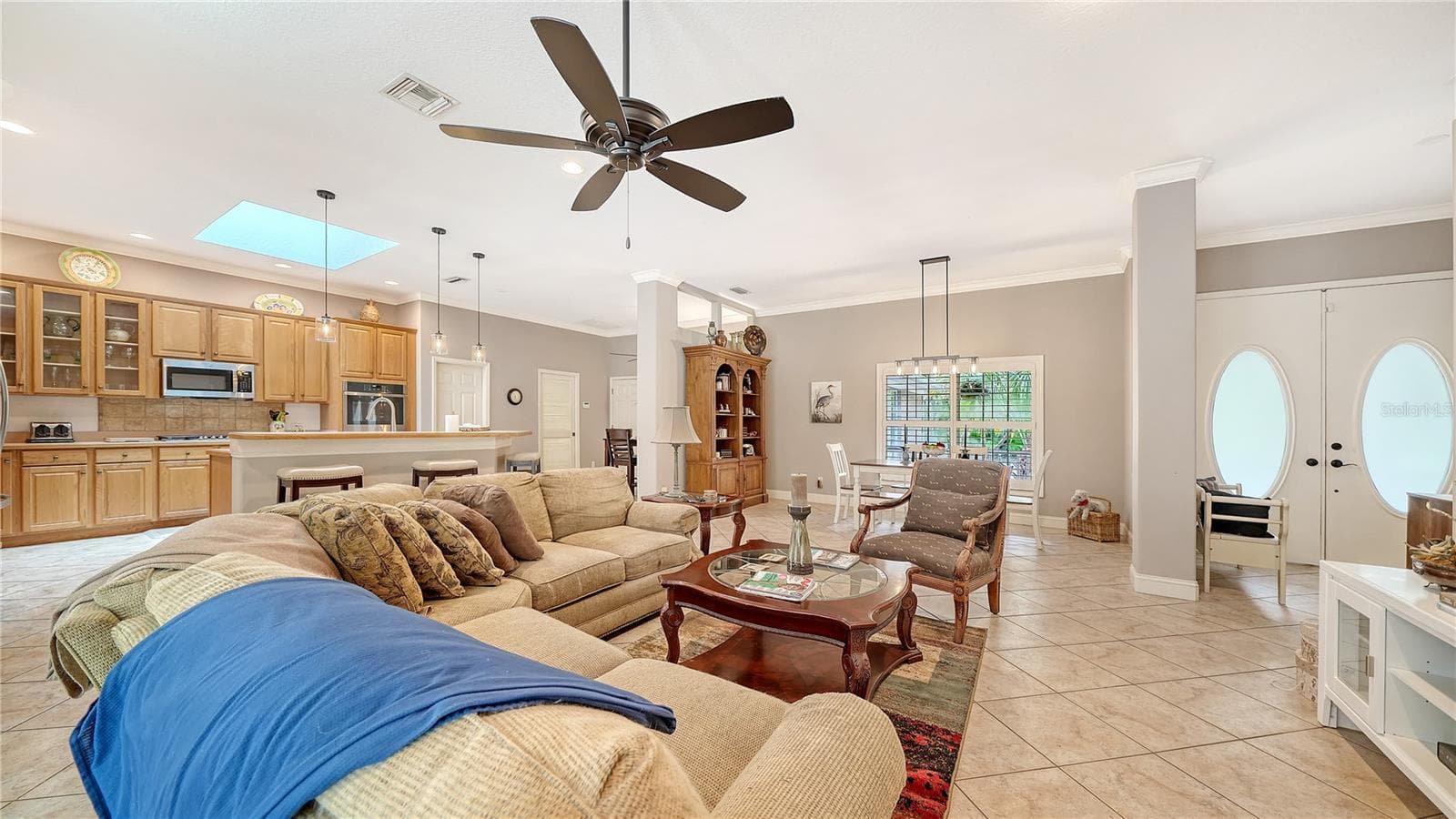Great room opens to kitchen, dining room and breakfast nook - 2166 SYLVAN LEA DR, SARASOTA