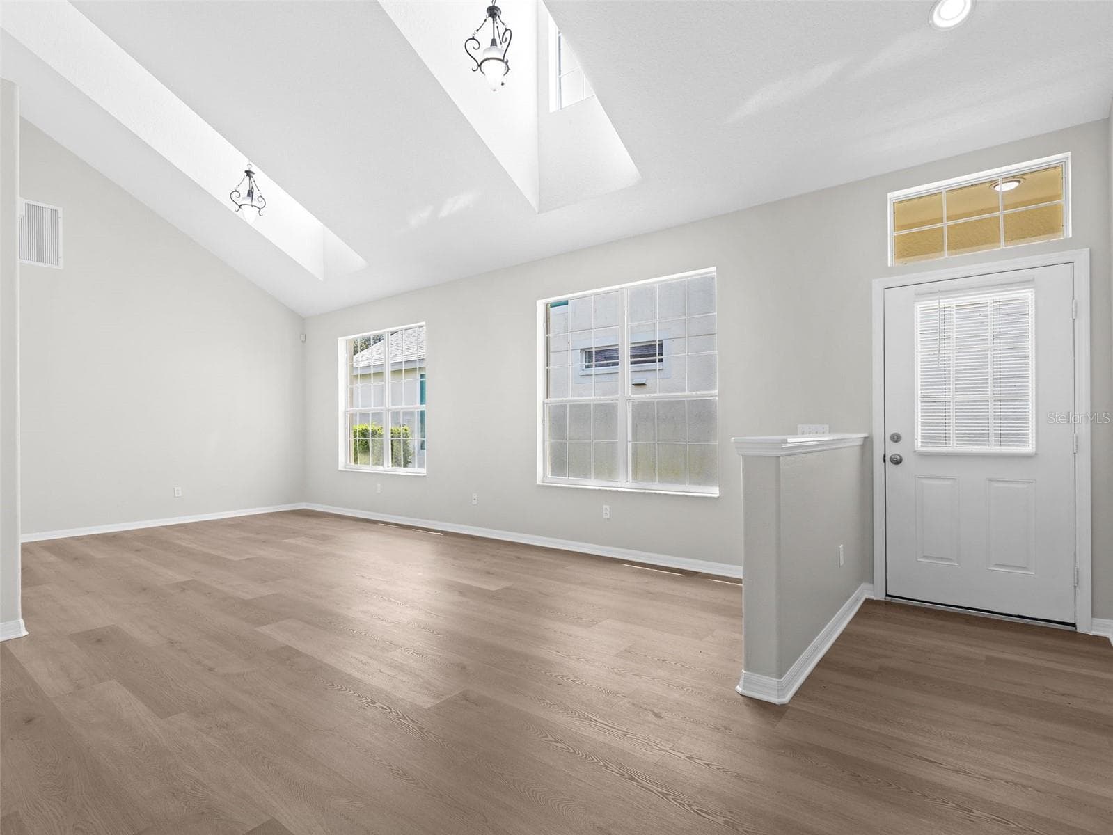 Living room and Dining room with skylights - 17912 HAVENVIEW LN, LUTZ