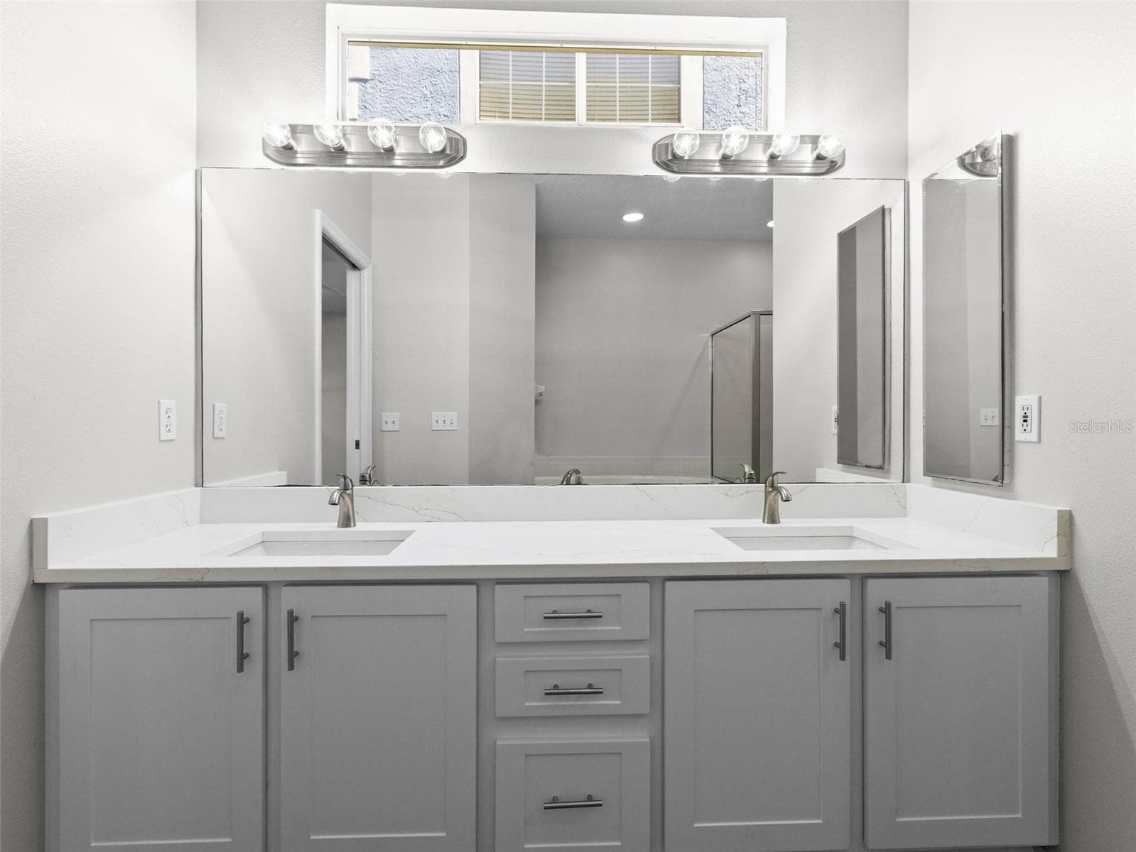 Primary bathroom with double vaninty sinks - 17912 HAVENVIEW LN, LUTZ