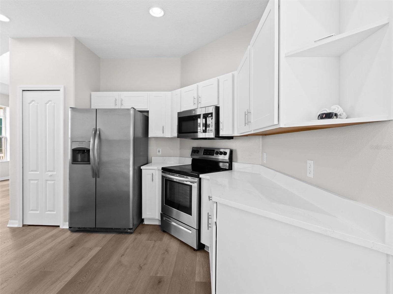 Kitchen with stainless steel appliances - 17912 HAVENVIEW LN, LUTZ
