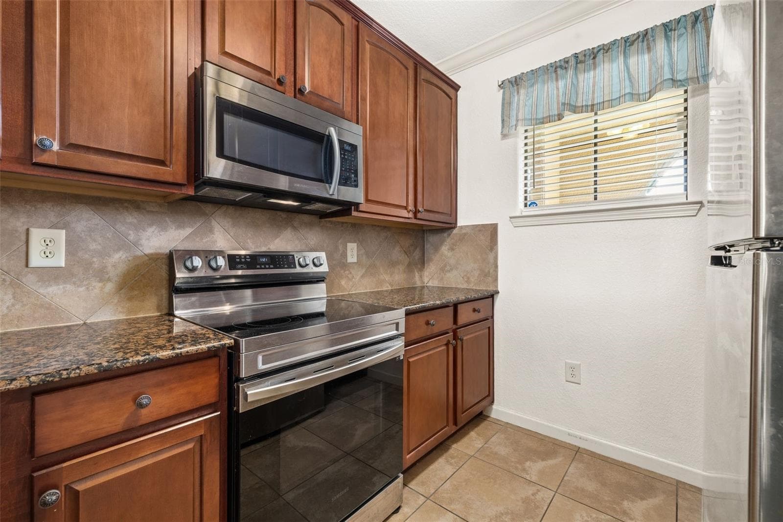 Peep that small window! - 901 CHARO PKWY #716, DAVENPORT