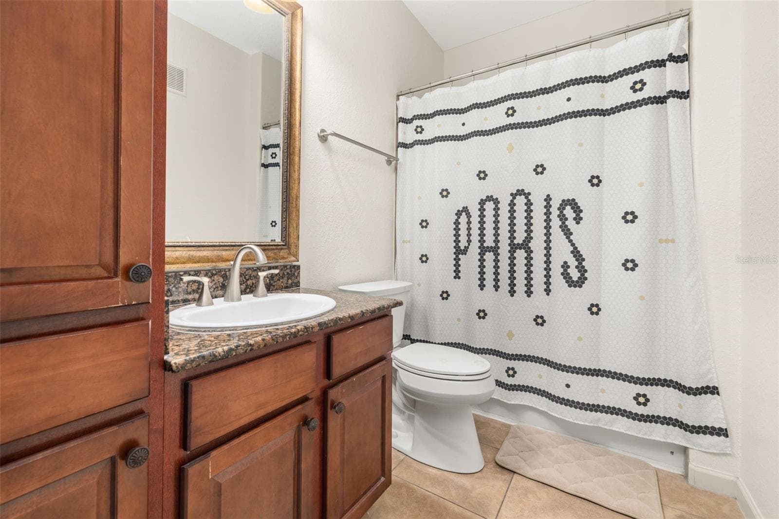 Bedroom 3's bathroom that can also be used by day guests - 901 CHARO PKWY #716, DAVENPORT