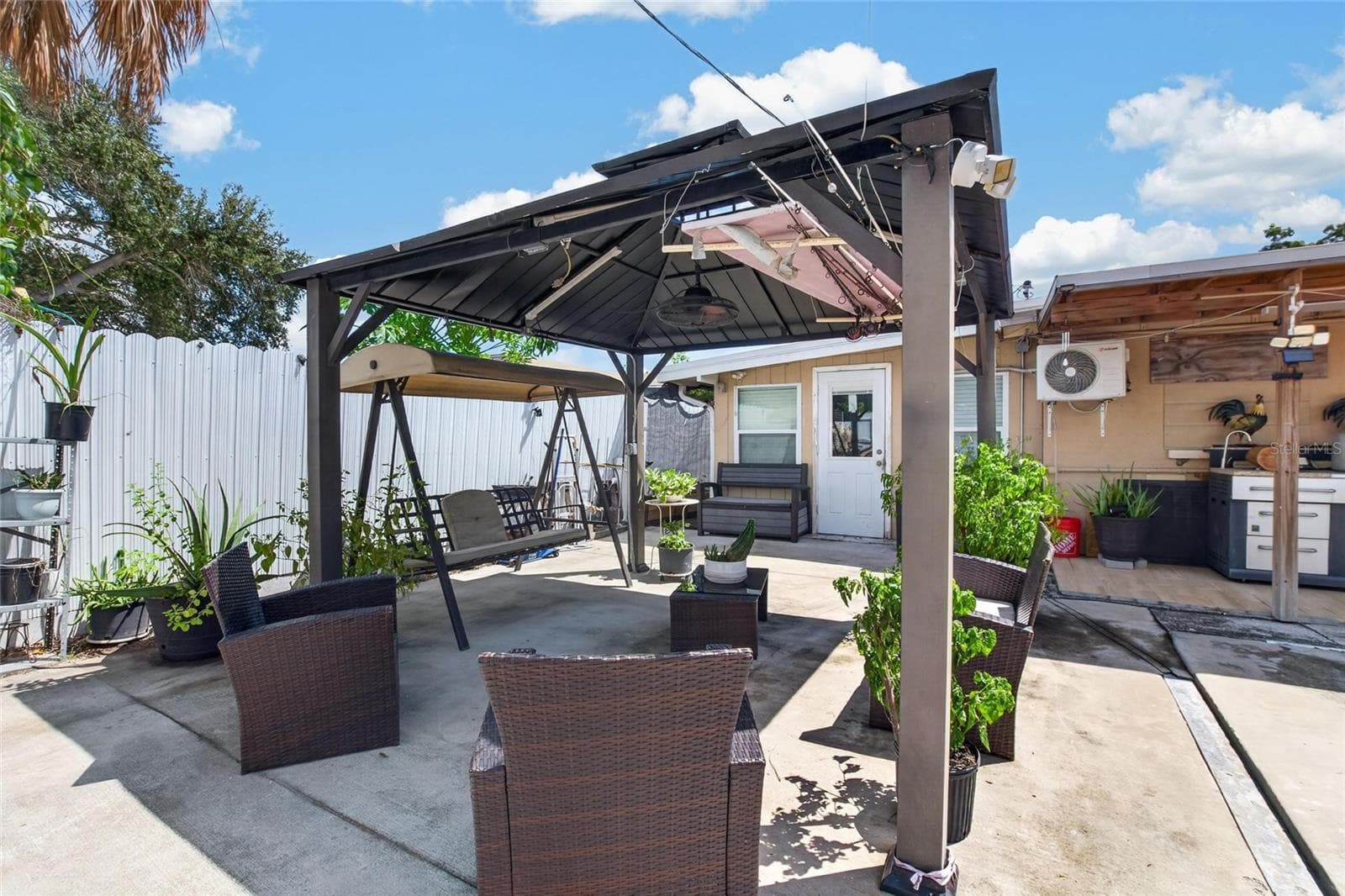 Spacious covered outdoor living area - 1727 WAIKIKI WAY, TAMPA