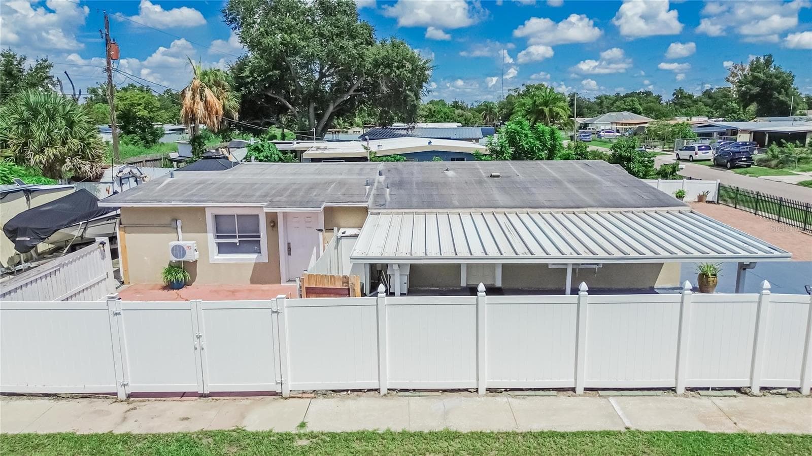 View of private entry and driveway for the One Bedroom Apartment - 1727 WAIKIKI WAY, TAMPA