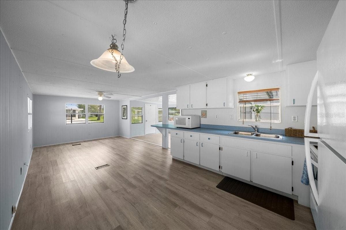 Eat-in Area in Kitchen - 1314 TEAKWOOD LN, LADY LAKE