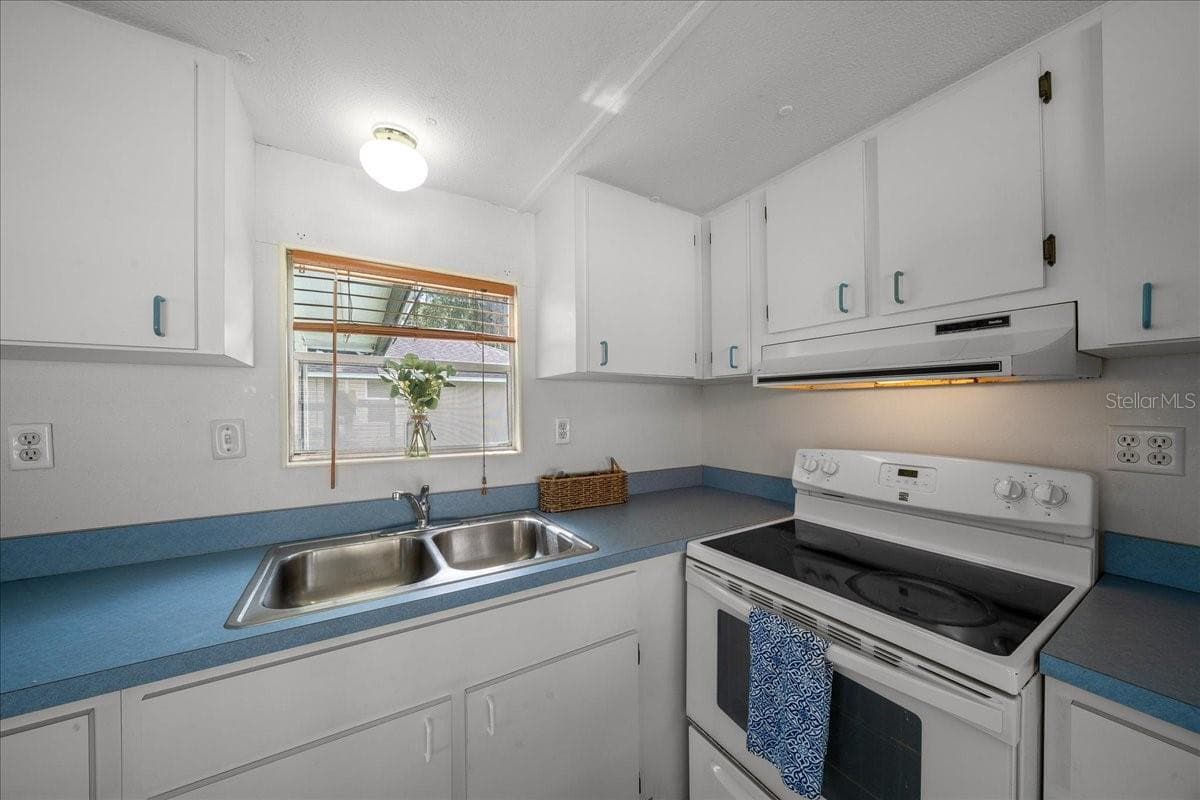 White Cabinets - 1314 TEAKWOOD LN, LADY LAKE