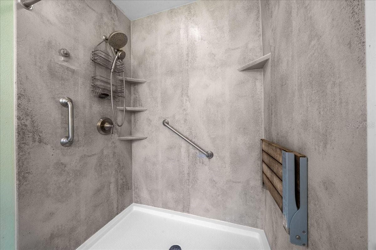 Walk-in Shower - 14993 SW 38TH CIR, OCALA