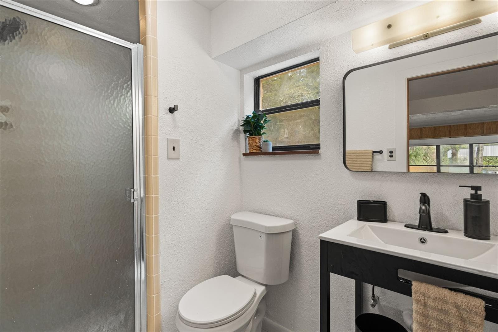 full bathroom downstairs on main level - 15645 NW 46TH LN, CHIEFLAND