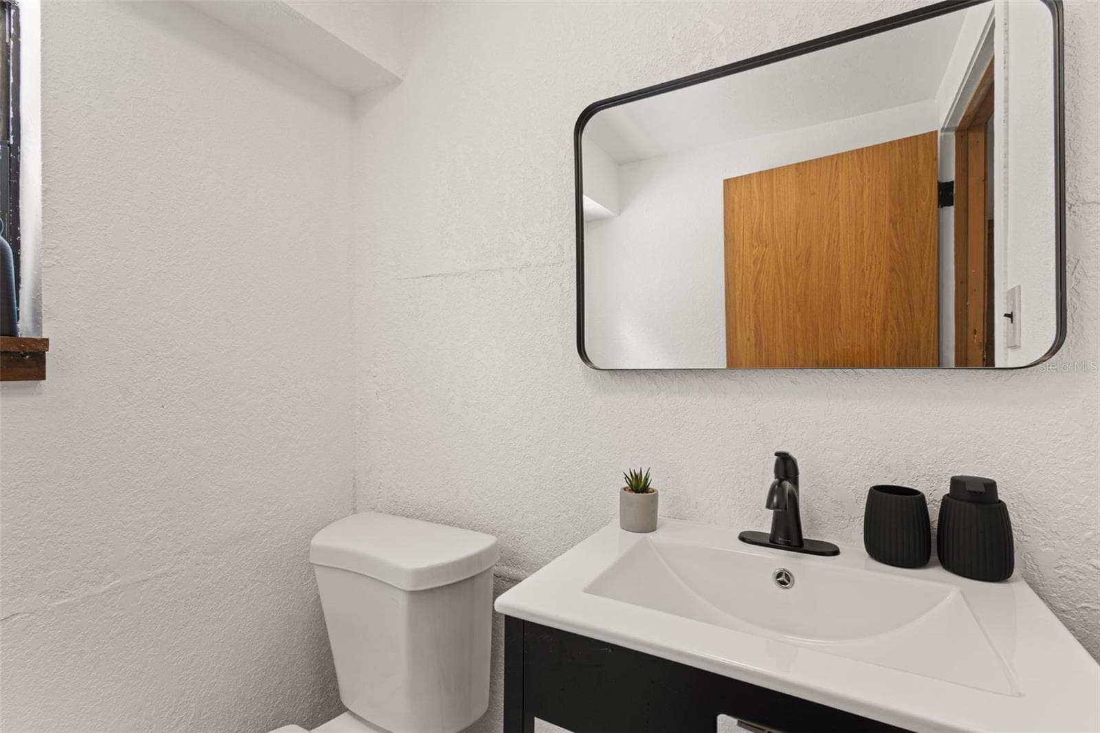 1/2 bathroom downstairs on main level - 15645 NW 46TH LN, CHIEFLAND