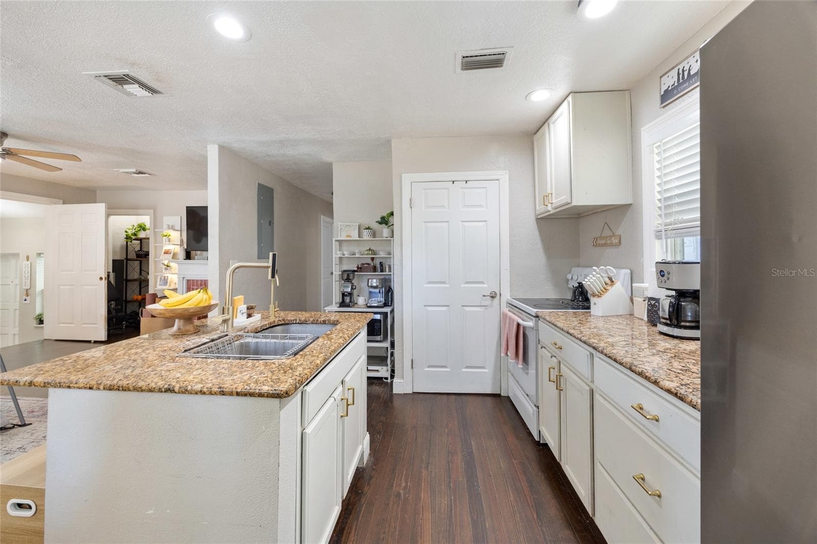 Open Concept Kitchen With an Island With an Integrated Sink - 1202 SUMTER ST, LEESBURG