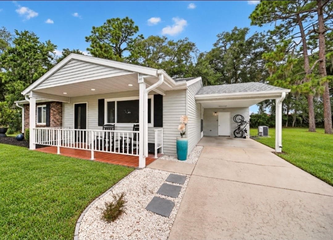 White rodk landscaping curb appeal bring charm all the way around the home. - 9282 SW 109TH LN, OCALA
