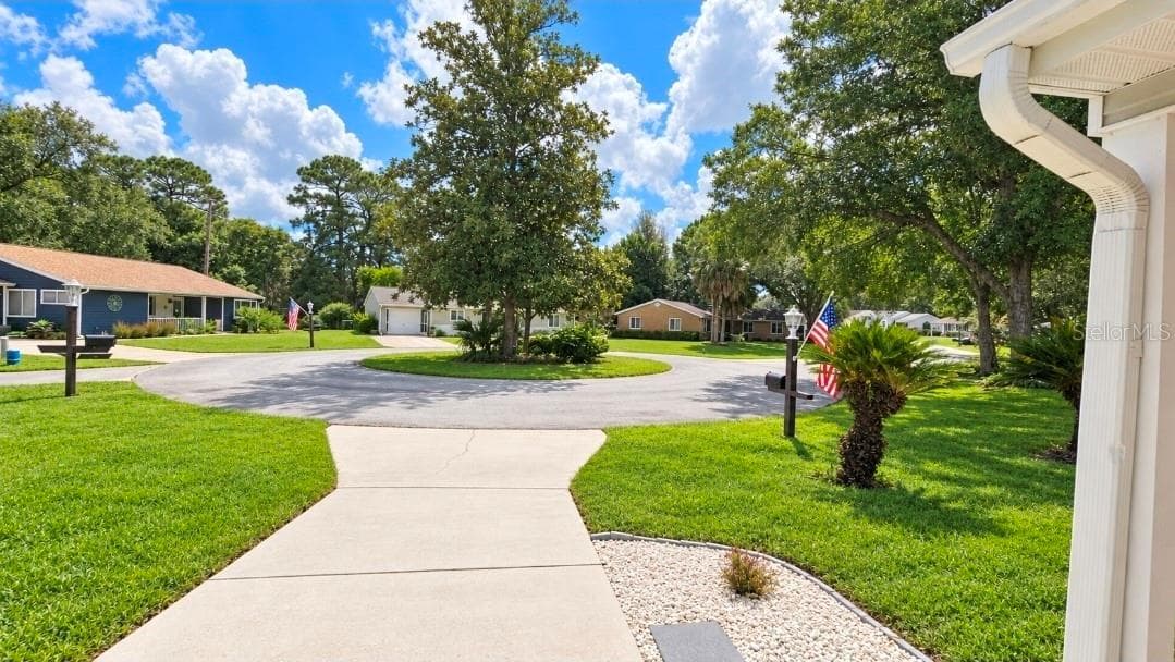 Located on quiet cul de sac with magnolia island for charm and character - 9282 SW 109TH LN, OCALA