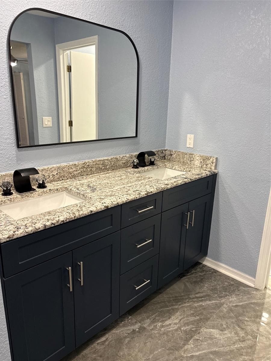 Primary bathroom vanity - 19005 SW 98TH LOOP, DUNNELLON