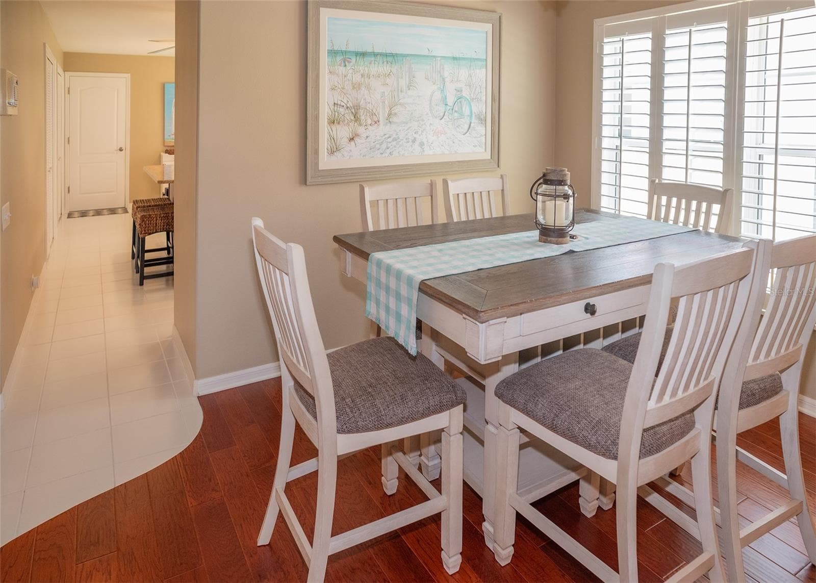 Dining space in the living area - 8351 CREEKVIEW LN, ENGLEWOOD