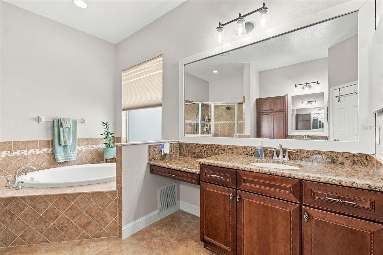 Single Family Residence at 3335 STONEGATE FALLS DR, LAND O LAKES, photo 28 of 85