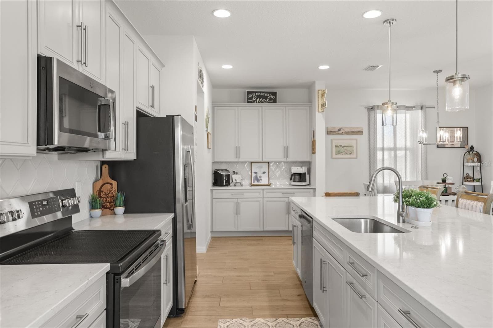 Beautiful quartz counters and thoughtful upgrades. - 7104 DILLY LAKE AVE, GROVELAND