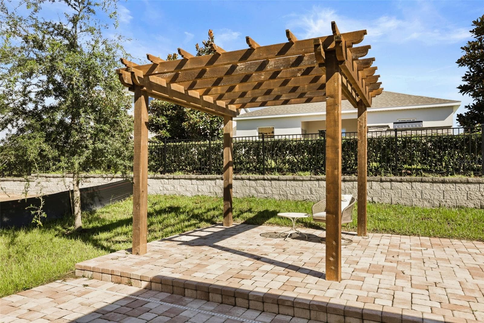 Backyard pergola with additional outdoor seating space. - 7104 DILLY LAKE AVE, GROVELAND