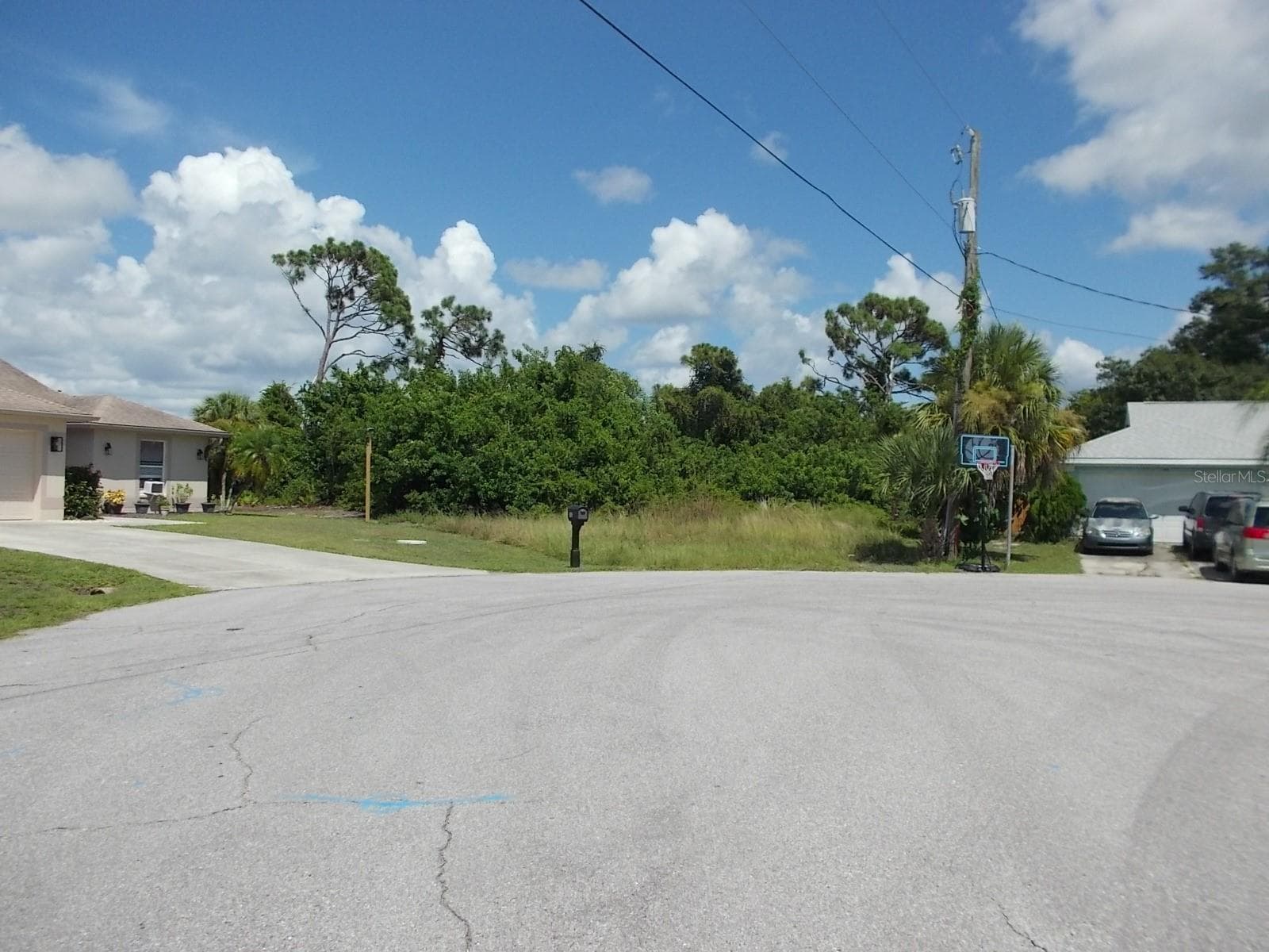 Looking East up the street - 140 SWAN DR, ROTONDA WEST