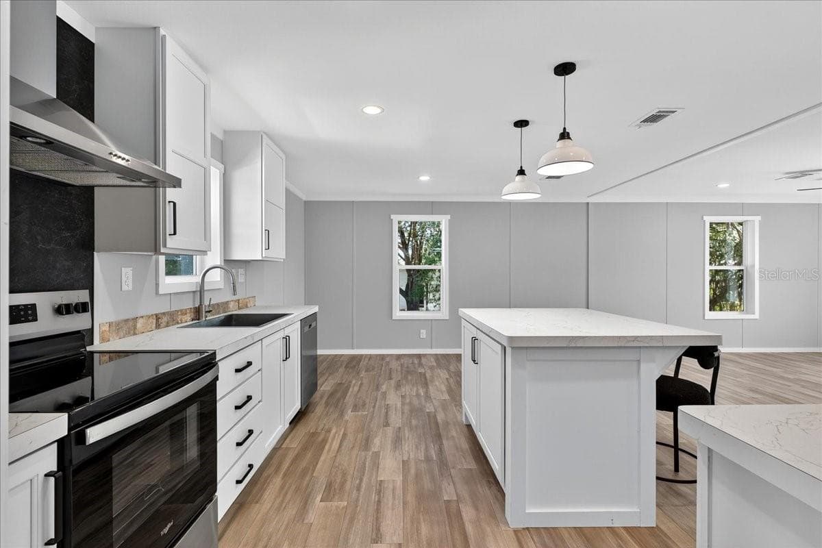 Manufactured Home at 2207 HIALEAH AVE, LEESBURG, photo 11 of 28