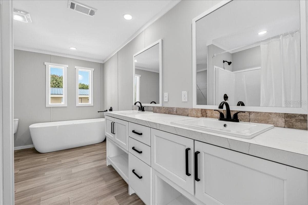 Manufactured Home at 2207 HIALEAH AVE, LEESBURG, photo 4 of 28