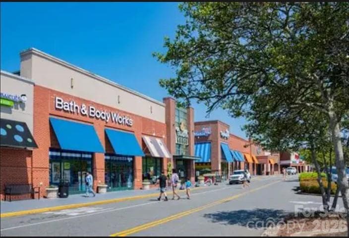 Minutes from Cotswold Shopping Center - Charlotte