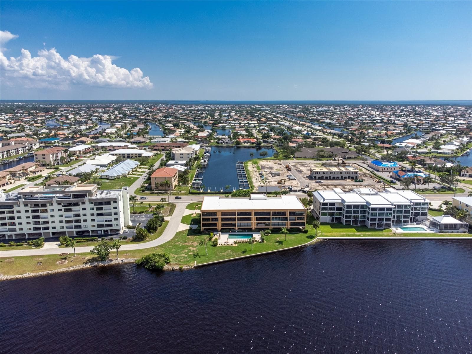 OVERLOOKING BEAUTIFUL CHARLOTTE HARBOR! - 1601 PARK BEACH CIR #136/18, PUNTA GORDA